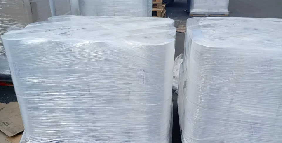 Dos estibas de carga aforadas con película stretch.